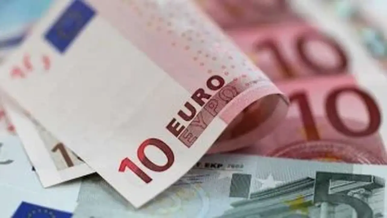 تراجع سعر اليورو مقابل الجنيه المصري في منتصف تعاملات يوم الإثنين